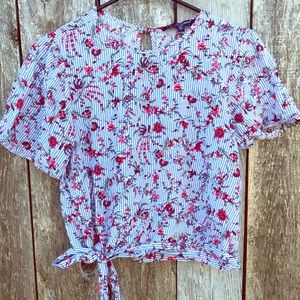 Adorable Floral Print top!🌿
